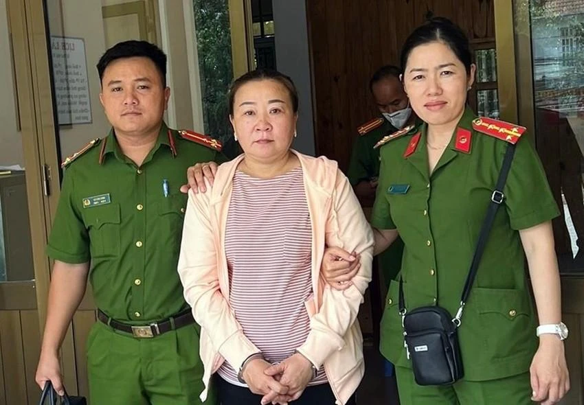 Công an Bình Thuận bắt giữ Nguyễn Thị Anh Thư, chủ một nhà hàng ở Phan Thiết lừa đảo chiếm đoạt hơn 50 tỉ đồng. Ảnh BT. Công an Bình Thuận bắt giữ Nguyễn Thị Anh Thư, chủ một nhà hàng ở Phan Thiết lừa đảo chiếm đoạt hơn 50 tỉ đồng. Ảnh BT.