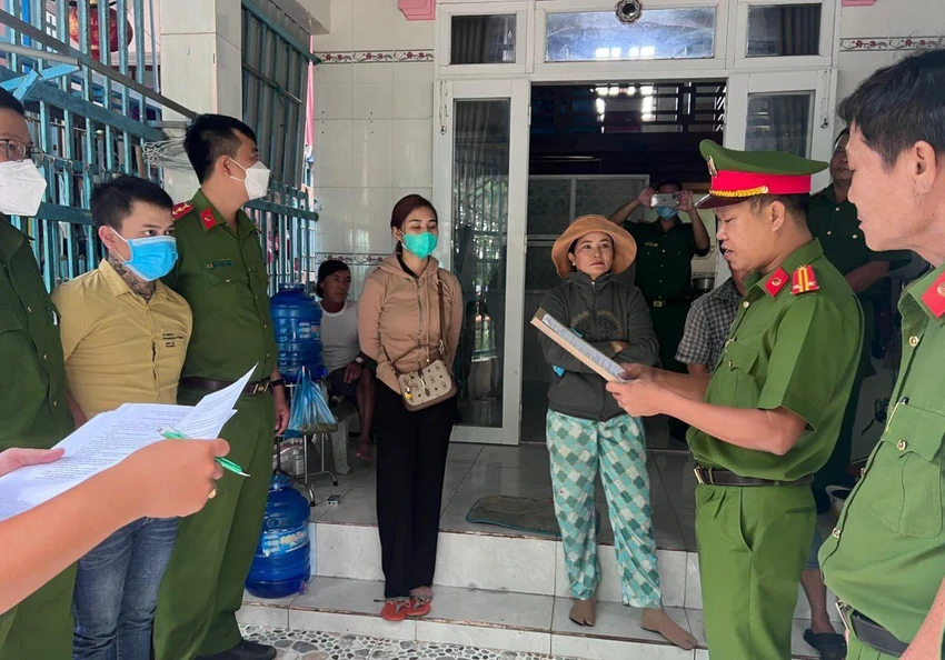 Công an La Gi công bố lệnh bắt giam một bị can trong vụ án. Ảnh PĐ.