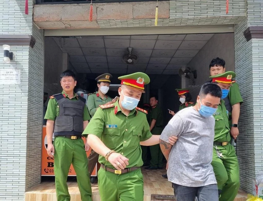 Lực lượng Cảnh sát đưa bị can di lý về trại tạm giam. Lực lượng Cảnh sát đưa bị can di lý về trại tạm giam.