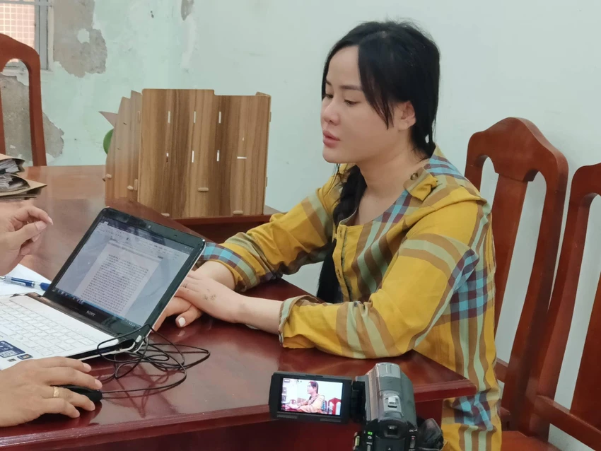 Ninh Thị Vân Anh tại cơ quan điều tra.