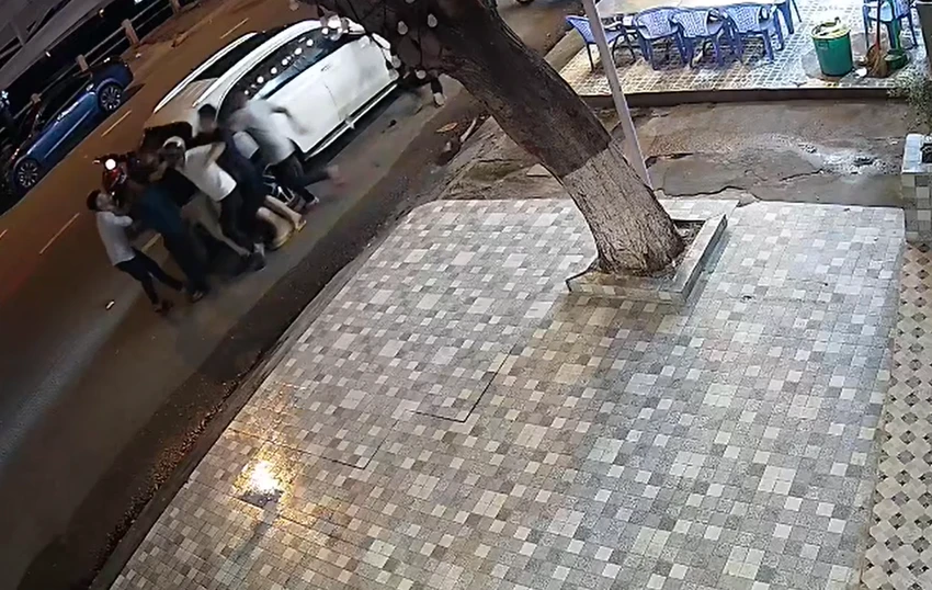 Camera ghi lại cảnh Nam và người bạn bị nhóm thanh niên hành hung. Camera ghi lại cảnh Nam và người bạn bị nhóm thanh niên hành hung.