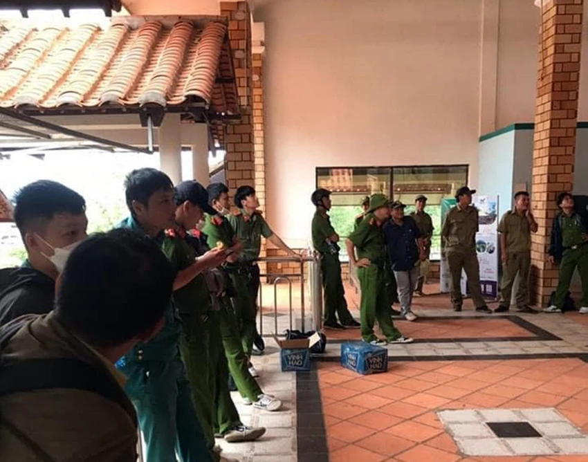 Lực lượng tìm kiếm họp triển khai các phương án. Lực lượng tìm kiếm họp triển khai các phương án.