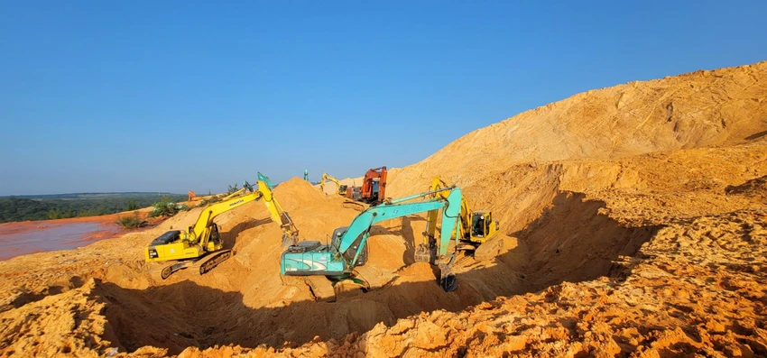 Sáng 16-10, nhiều cơ giới đã được huy động thêm đến hiện trường.