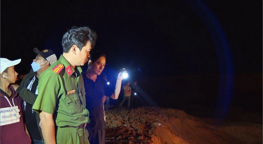 Bí thư Tỉnh ủy Dương Văn An (cầm đèn pin) tại hiện trường đêm 15-10. Ảnh: PN Bí thư Tỉnh ủy Dương Văn An (cầm đèn pin) tại hiện trường đêm 15-10. Ảnh: PN