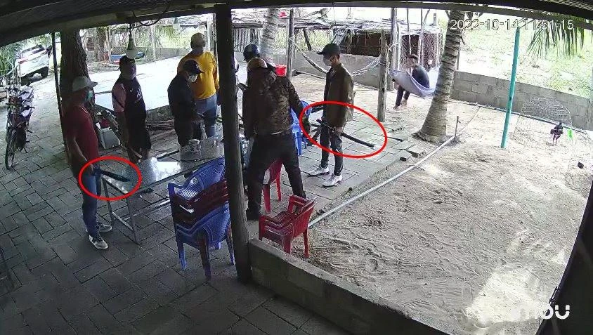 Nhóm tín dụng đen mang hung khí vào nhà ông M. Ảnh cắt từ clip. Nhóm tín dụng đen mang hung khí vào nhà ông M. Ảnh cắt từ clip.