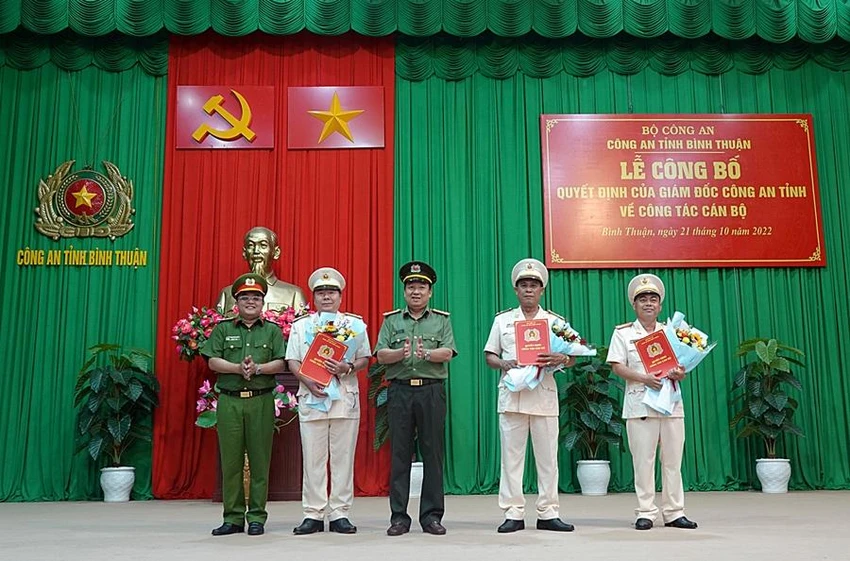 Ban Gíam đốc Công an Bình Thuận trao quyết định điều động cho ba sĩ quan. Ảnh TH. Ban Gíam đốc Công an Bình Thuận trao quyết định điều động cho ba sĩ quan. Ảnh TH.