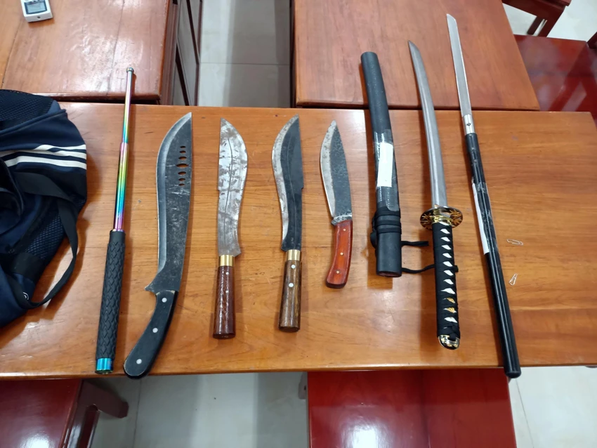Hung khí cơ quan điều tra thu giữ. Hung khí cơ quan điều tra thu giữ.