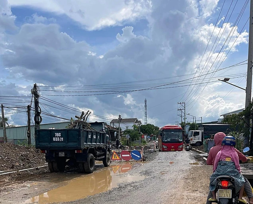 Người dân địa phương vô cùng khổ sở khi lưu thông qua nhiều tuyến đường bị hư hỏng Người dân địa phương vô cùng khổ sở khi lưu thông qua nhiều tuyến đường bị hư hỏng