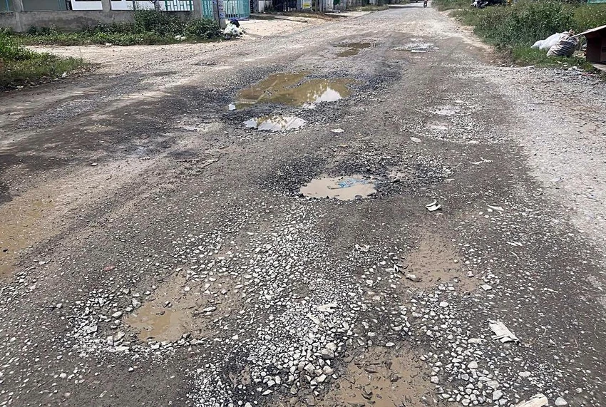 Nhiều đoạn đường bị băm nát do các phương tiện quá khổ, quá tải cày nát. Ảnh PN. Nhiều đoạn đường bị băm nát do các phương tiện quá khổ, quá tải cày nát. Ảnh PN.