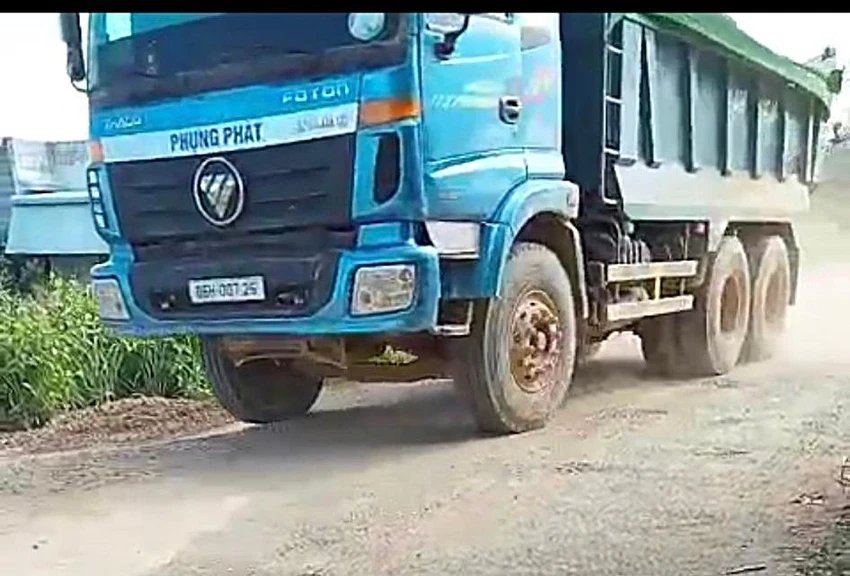 Xe ben chạy trên các tuyến đường dân sinh. Xe ben chạy trên các tuyến đường dân sinh.