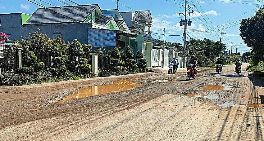 Rất nhiều tuyến đường hư hỏng nặng nhưng không được sửa chữa như cam kết. Ảnh PN. Rất nhiều tuyến đường hư hỏng nặng nhưng không được sửa chữa như cam kết. Ảnh PN.
