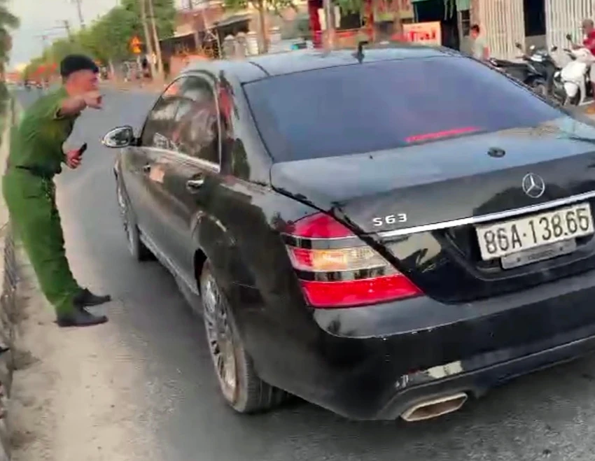 Công an yêu cầu xe rời khỏi hiện trường. Công an yêu cầu xe rời khỏi hiện trường.