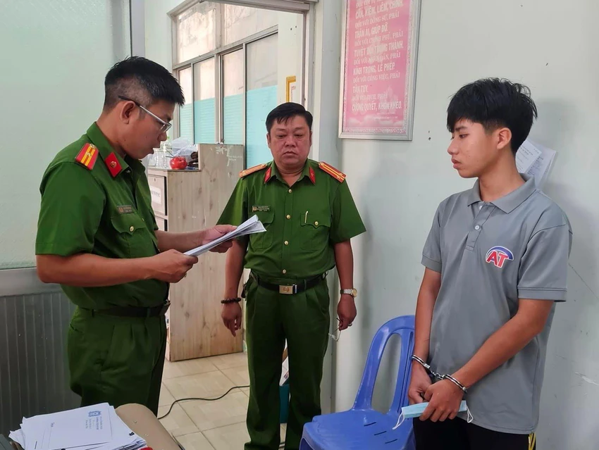 Cảnh sát đọc lệnh bắt giam Nguyễn Quốc Hưng. Ảnh CA.