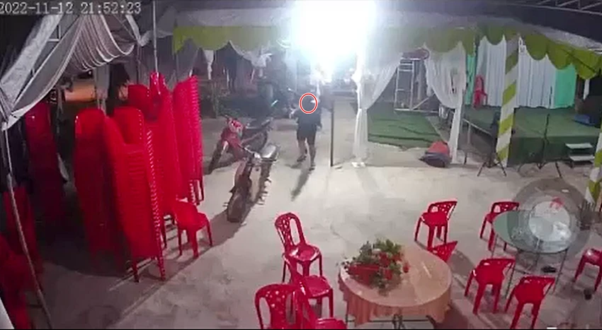 Gần 30 phút sau nhóm thanh niên quay lại và một thanh niên nổ ít nhất 7 phát súng nhưng không có ai thương vong. Gần 30 phút sau nhóm thanh niên quay lại và một thanh niên nổ ít nhất 7 phát súng nhưng không có ai thương vong.