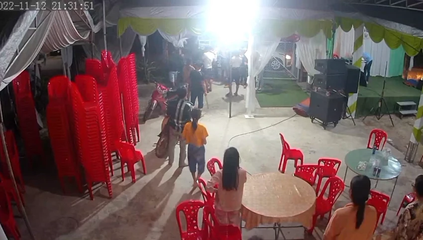 Xô xát xảy ra giữa người nhà chú rể và 4 thanh niên đòi nợ. Ảnh cắt từ camera. Xô xát xảy ra giữa người nhà chú rể và 4 thanh niên đòi nợ. Ảnh cắt từ camera.