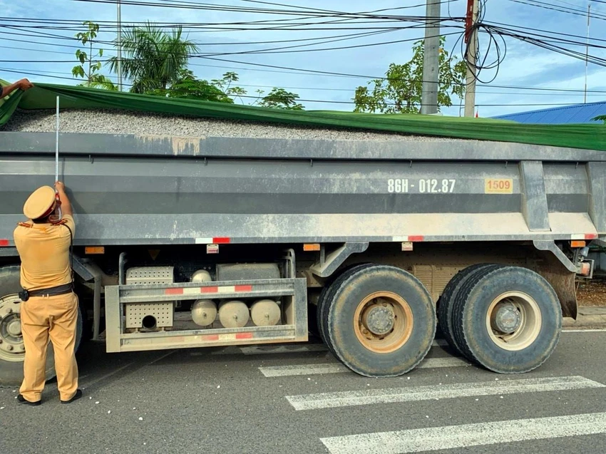 CSGT đo kích thước các xe chở quá khổ, quá tải. Ảnh: PĐ cao-diem-an-toan-giao-thong-2023