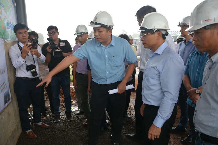 Bộ trưởng Bộ GTVT Nguyễn Văn Thắng nghe báo cáo tại hiện trường. Ảnh AK.
