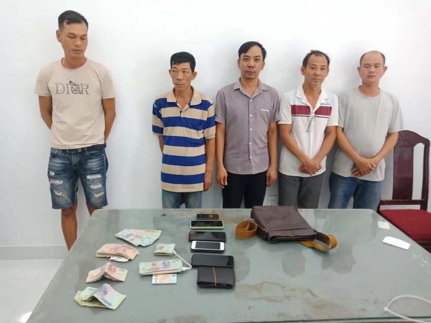Nhóm cá cược bóng đá bị bắt. Ảnh CA Nhóm cá cược bóng đá bị bắt. Ảnh CA