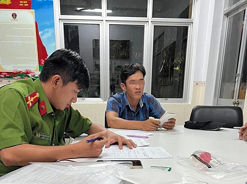Cảnh sát lập biên bản với lái xe dương tính với ma túy. Ảnh PĐ. Cảnh sát lập biên bản với lái xe dương tính với ma túy. Ảnh PĐ.