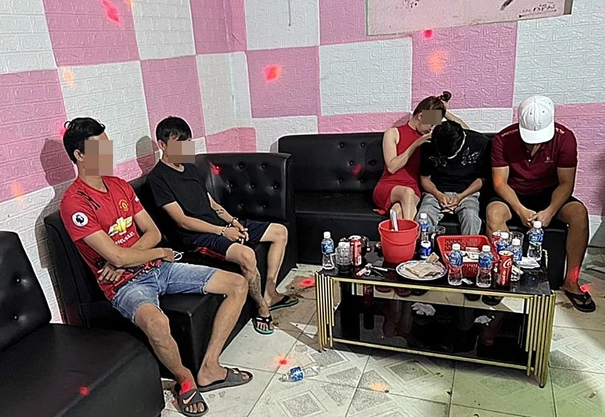 Nhóm thanh niên nam nữ đang phê ma túy thì bị bắt quả tang. Ảnh: PĐ Nhóm thanh niên nam nữ đang phê ma túy thì bị bắt quả tang. Ảnh: PĐ