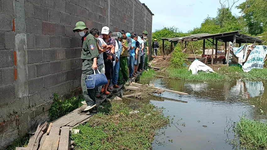 Cây cầu tạm bằng ván dẫn vào trường gà nhằm qua mặt lực lượng chức năng. Ảnh PĐ. Cây cầu tạm bằng ván dẫn vào trường gà nhằm qua mặt lực lượng chức năng. Ảnh PĐ.