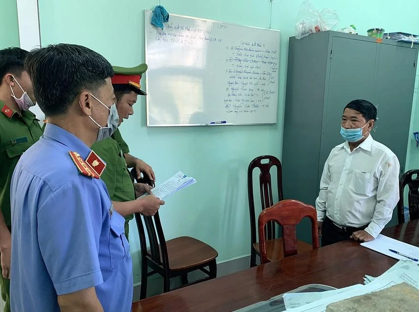 Đọc lệnh bắt giam Trần Văn Quế tháng 5-2021.