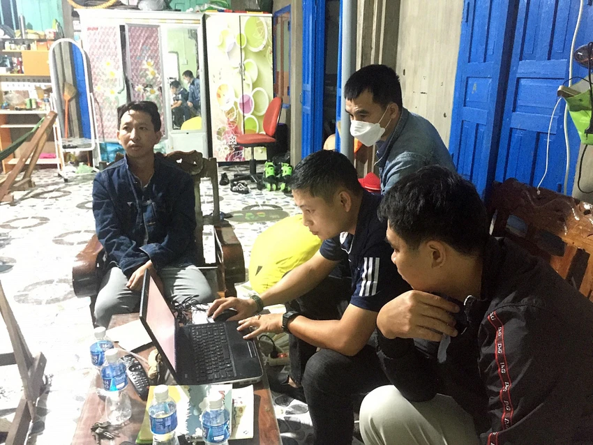 Cảnh sát hình sự Công an Bình Thuận triệt phá đường dây cá độ bóng đá 220 tỉ đồng. Ảnh: CA Cảnh sát hình sự Công an Bình Thuận triệt phá đường dây cá độ bóng đá 220 tỉ đồng. Ảnh: CA