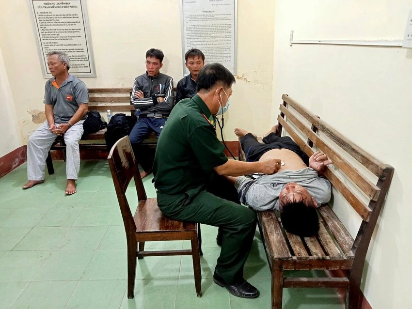 Đồn Biên phòng Mũi Né chăm sóc y tế cho bốn ngư dân. Ảnh Tr.T. Đồn Biên phòng Mũi Né chăm sóc y tế cho bốn ngư dân. Ảnh Tr.T.