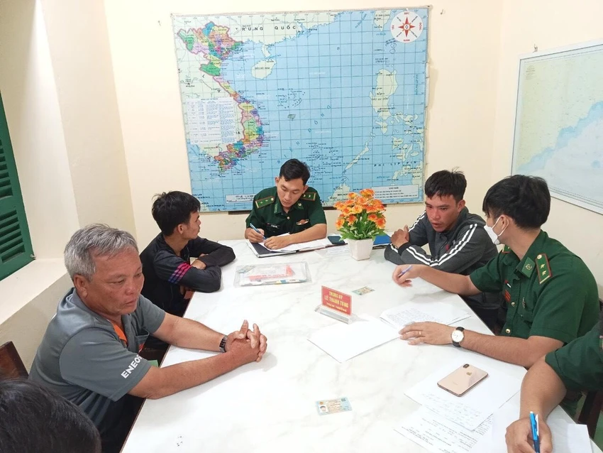 Bộ đội Biên phòng thăm hỏi các ngư dân. Ảnh Tr.T. Bộ đội Biên phòng thăm hỏi các ngư dân. Ảnh Tr.T.