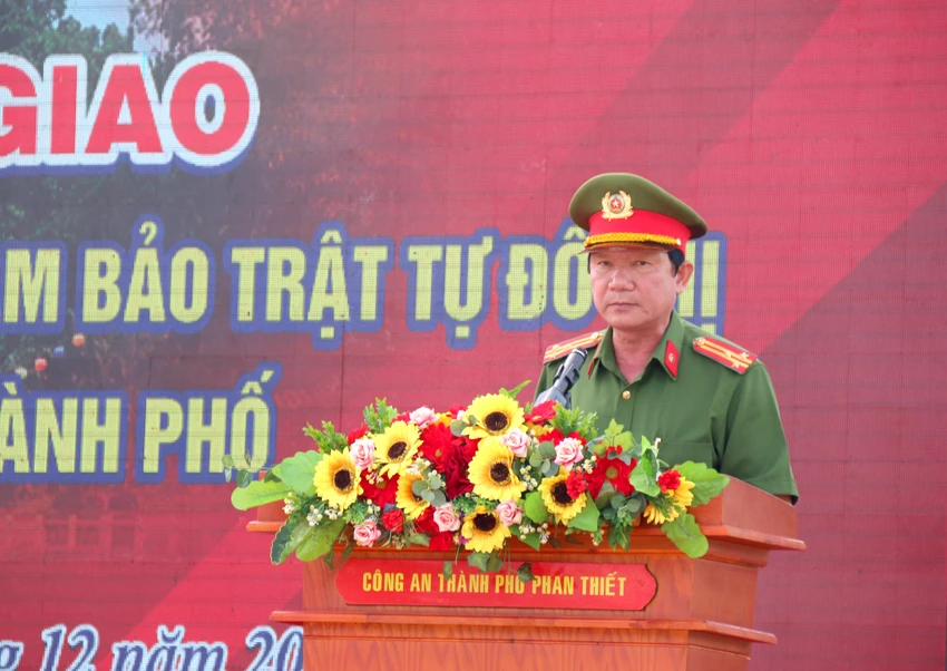 Thượng tá Trần Long Khánh, Trưởng Công an TP Phan Thiết phát biểu. Thượng tá Trần Long Khánh, Trưởng Công an TP Phan Thiết phát biểu.