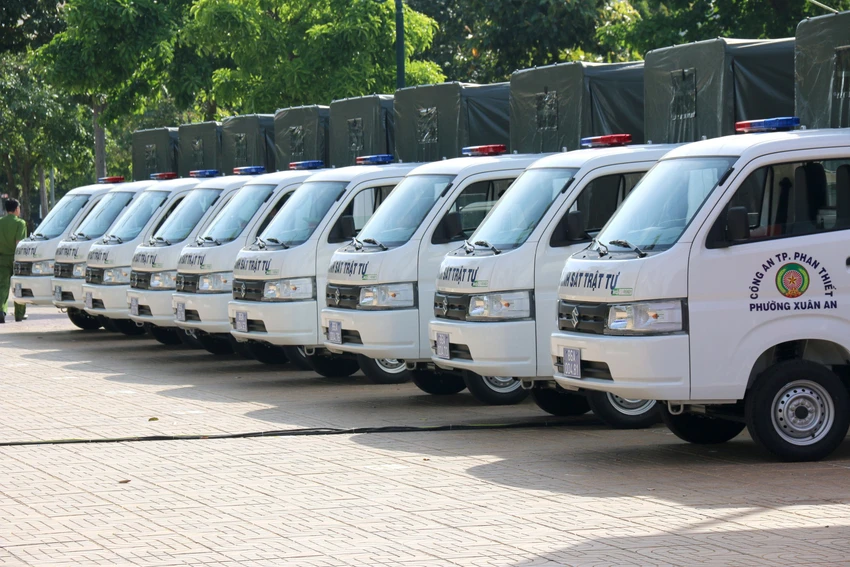 Số ô tô chuyên dụng bàn giao cho các phường, xã. Ảnh: NT Số ô tô chuyên dụng bàn giao cho các phường, xã. Ảnh: NT