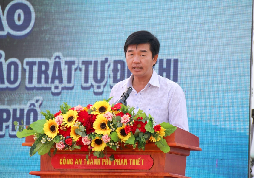 Ông Phan Nguyễn Hoàng Tân, Chủ tịch UBND TP Phan Thiết phát biểu tại lễ bàn giao xe. Ông Phan Nguyễn Hoàng Tân, Chủ tịch UBND TP Phan Thiết phát biểu tại lễ bàn giao xe.