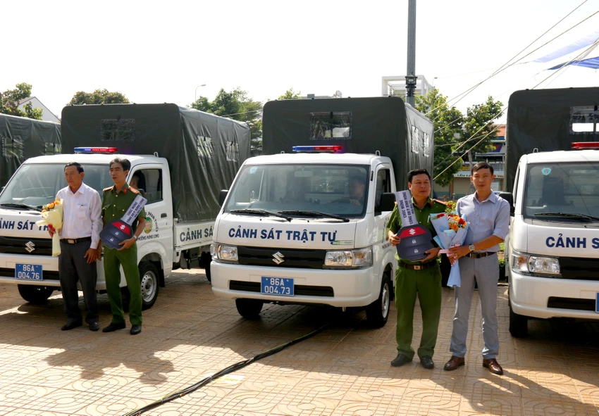 Các địa phương nhận chìa khóa xe và hoa chúc mừng. Các địa phương nhận chìa khóa xe và hoa chúc mừng.