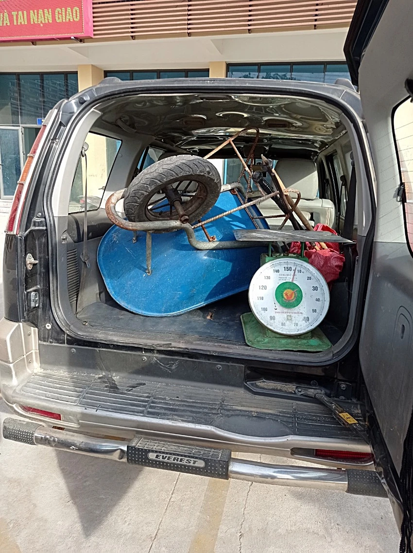 Mỗi ký chó đưa về được Tước cân và trả 25.000đ/kg cho các nhóm trộm. Mỗi ký chó đưa về được Tước cân và trả 25.000đ/kg cho các nhóm trộm.
