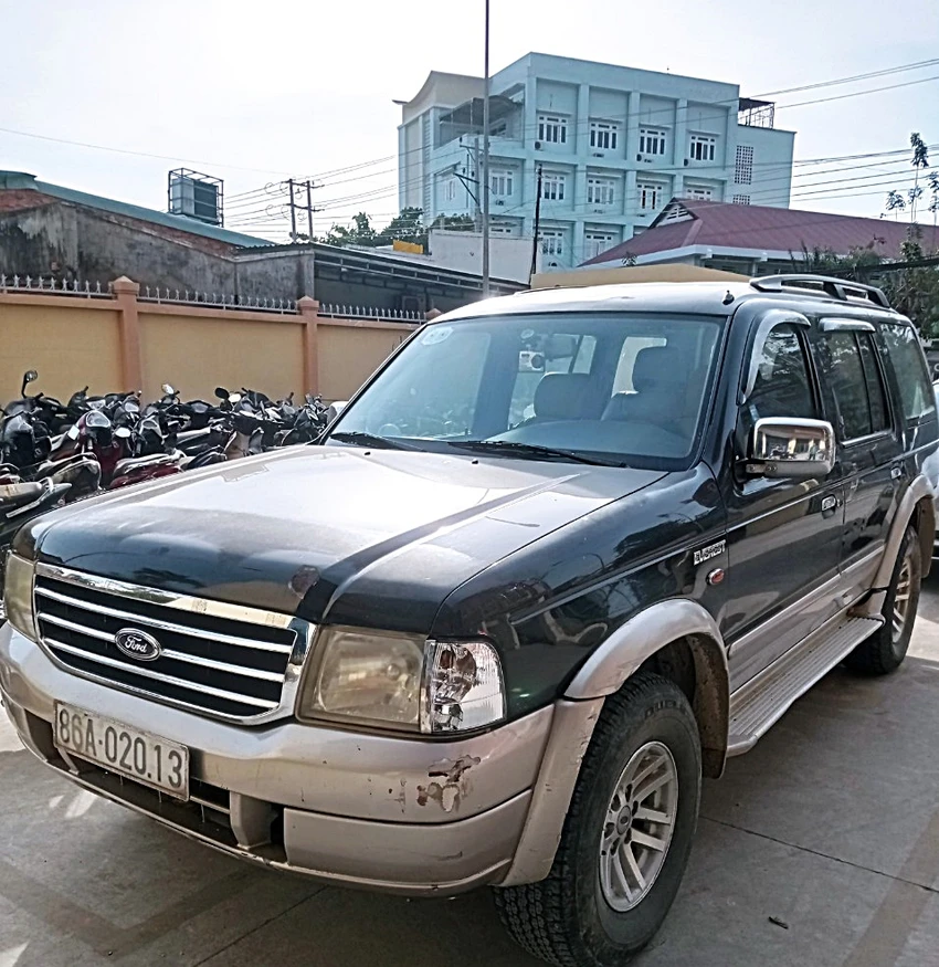 Xe ô tô do Tước điều khiển vận chuyển chó trộm được. Xe ô tô do Tước điều khiển vận chuyển chó trộm được.