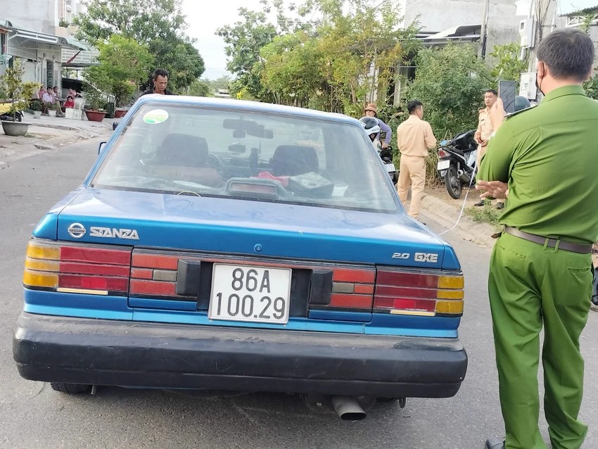 ...Nhưng sau xe lại là biển số 86A-100.29. ...Nhưng sau xe lại là biển số 86A-100.29.