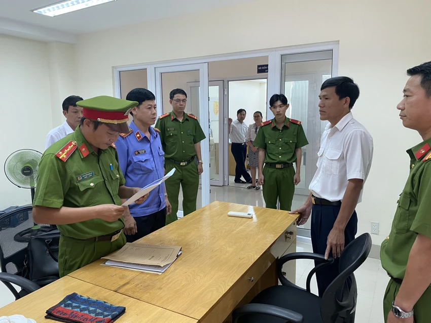 Thi hành lệnh bắt Phạm Phú Tưởng. Ảnh: VKSBT Thi hành lệnh bắt Phạm Phú Tưởng. Ảnh: VKSBT