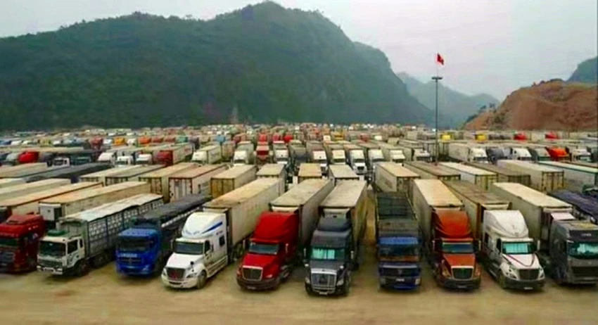Xe chở trái cây ùn tắc ở cửa khẩu Lạng Sơn trước đây. Xe chở trái cây ùn tắc ở cửa khẩu Lạng Sơn trước đây.