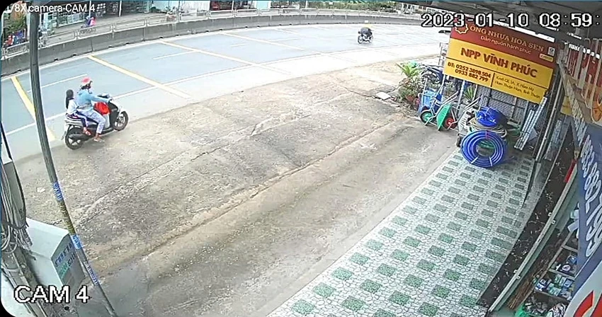 Hình ảnh bà Thanh dụ dỗ bé N lên xe chở đi sau khi tan học. Ảnh trích xuất camera Hình ảnh bà Thanh dụ dỗ bé N lên xe chở đi sau khi tan học. Ảnh trích xuất camera