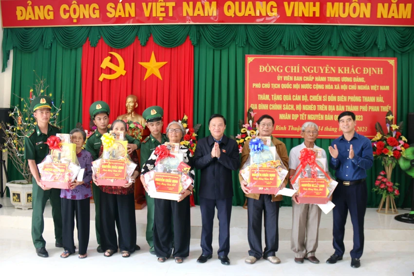 Ông Nguyễn Khắc Định tặng quà Tết cho cho các hộ nghèo. Ông Nguyễn Khắc Định tặng quà Tết cho cho các hộ nghèo.