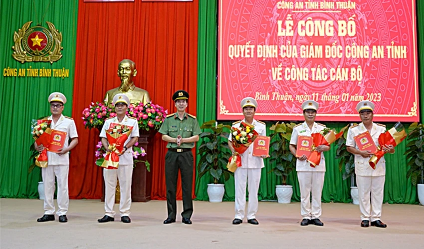 Đại tá Lê Thanh Hùng, Phó Giám đốc Công an Bình Thuận trao quyết định và tặng hoa chúc mừng 5 sĩ quan. Ảnh: NHƯ Ý Đại tá Lê Thanh Hùng, Phó Giám đốc Công an Bình Thuận trao quyết định và tặng hoa chúc mừng 5 sĩ quan. Ảnh: NHƯ Ý