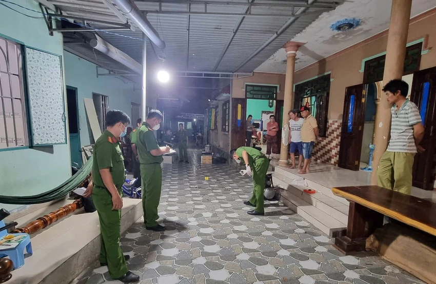 Cơ quan điều tra khám nghiệm hiện trường. Ảnh: PĐ Cơ quan điều tra khám nghiệm hiện trường. Ảnh: PĐ