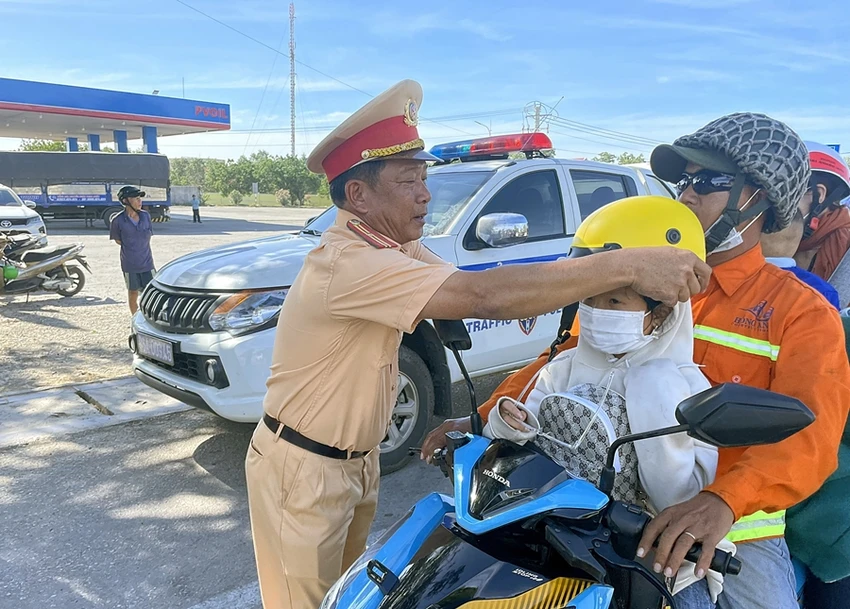 Tặng mũ bảo hiểm mới.