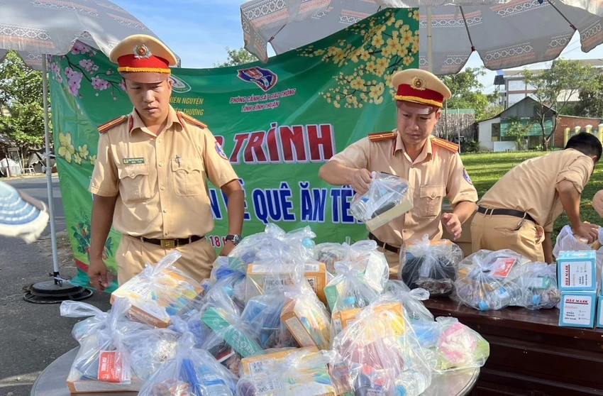 Các phần quà CSGT Bình Thuận chuẩn bị chu đáo để tặng người đi đường. Ảnh NL.