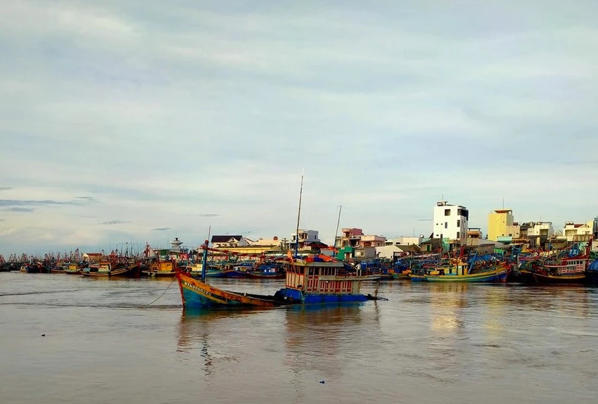 Một tàu cá ở thị xã La Gi bị chìm ở cửa biển năm 2021. Ảnh: PN