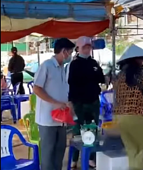 UBND phường Mũi Né kiểm tra thu giữ cân có dấu hiệu gian lận sáng 29-1. Ảnh cắt từ clip. UBND phường Mũi Né kiểm tra thu giữ cân có dấu hiệu gian lận sáng 29-1. Ảnh cắt từ clip.