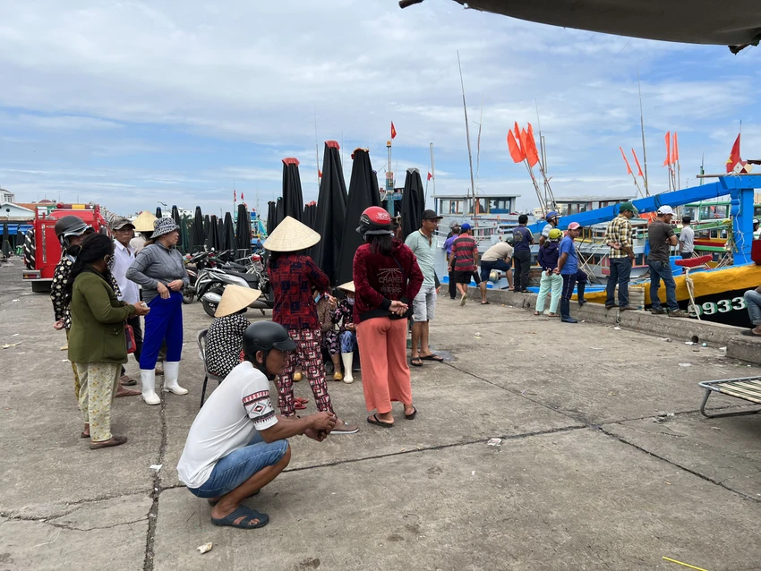 Người thân, gia đình nạn nhân ngồi trên bờ trông ngóng tin tức khi thi thể chưa tìm thấy. Ảnh PĐ. Người thân, gia đình nạn nhân ngồi trên bờ trông ngóng tin tức khi thi thể chưa tìm thấy. Ảnh PĐ.
