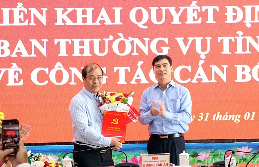 O6ng Cao Sơn Dũng (trái) nhận quyết định và hoa chúc mừng của Bí thư Dương Văn An. O6ng Cao Sơn Dũng (trái) nhận quyết định và hoa chúc mừng của Bí thư Dương Văn An.