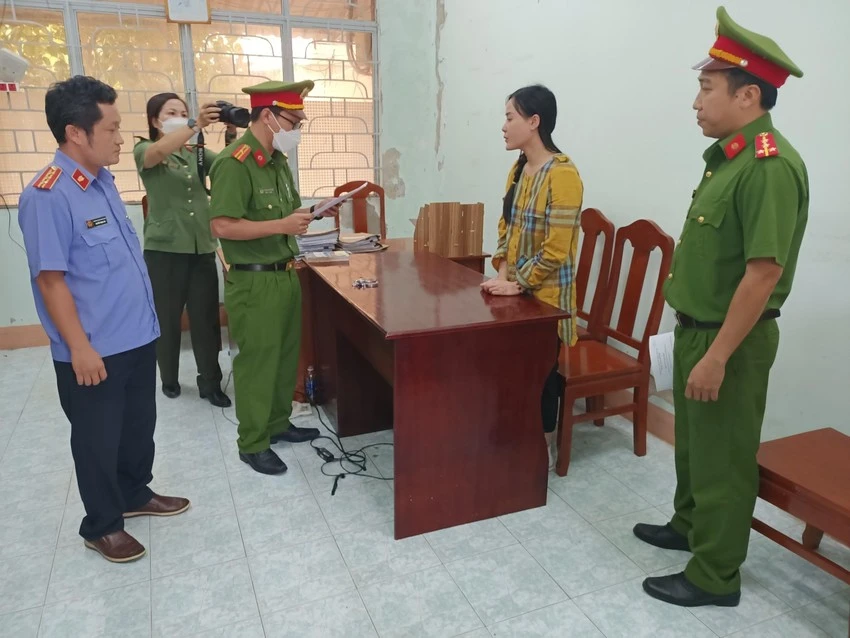 CQĐT đọc lệnh khởi tố, bắt giam Ninh Thị Vân Anh. CQĐT đọc lệnh khởi tố, bắt giam Ninh Thị Vân Anh.