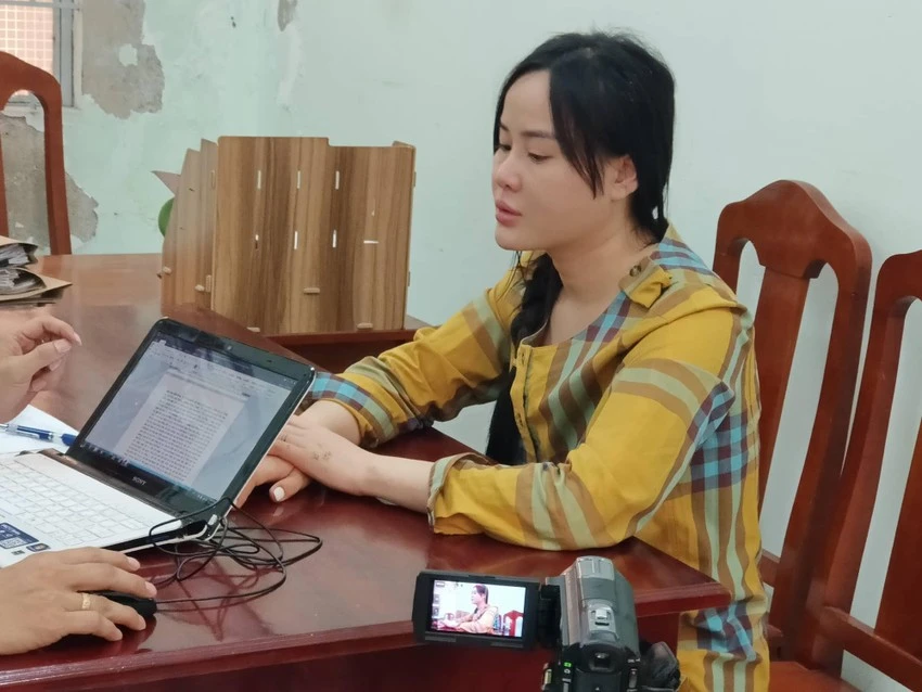 "Hotgirl" Tina Dương bị Công an mời làm việc. "Hotgirl" Tina Dương bị Công an mời làm việc.